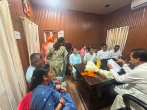 छिद्दरवाला ग्राम प्रधान गोकुल रमोला के नेतृत्व में अनेक ग्रामीण मिले विधायक डॉ. प्रेमचंद से
