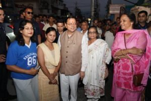 जल सृष्टि पार्क के लोकार्पण से लौटते समय सीएम धामी ने अचानक रुकवाया काफिला, बच्चों और आमजन के साथ खिंचवाईं सेल्फी