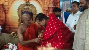 विधायक डॉ. प्रेमचंद ने पीठाधीश्वर पूज्य श्री श्री विश्वप्रसन्न तीर्थ स्वामीजी से भेंट कर आशीर्वाद लिया