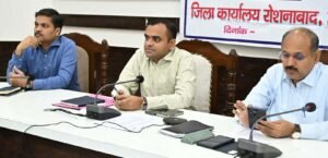 जिलाधिकारी ने जनपद में संचालित विभिन्न योजनाओं की समीक्षा बैठक