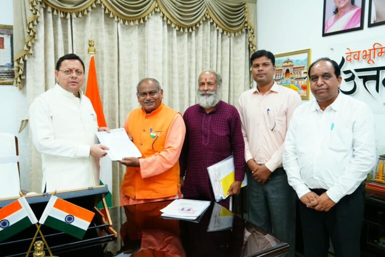 स्वतंत्रता सेनानी उत्तराधिकारी परिवार समिति के प्रतिनिधिमंडल ने मुख्यमंत्री श्री पुष्कर सिंह धामी से की भेंट