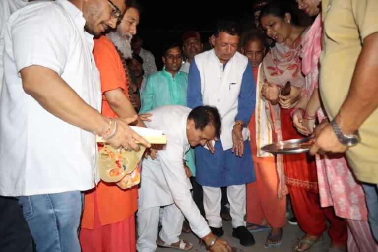 विधायक डॉ. प्रेमचंद ने हरिपुर कला में 2 करोड़ 83 लाख रुपये की लागत से निर्माणाधीन सड़क के दूसरे छोर पर विधिवत भूमि पूजन किया