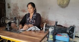 सिलाई के हुनर से आत्मनिर्भरता की ओर बढ़ती सुनीता की कहानी