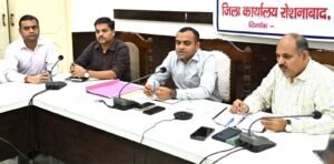 डीएम दीक्षित ने की जनपद में संचालित विभिन्न योजनाओं की समीक्षा