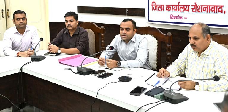 डीएम दीक्षित ने की जनपद में संचालित विभिन्न योजनाओं की समीक्षा