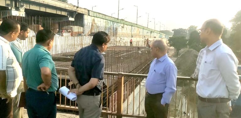 मंडलायुक्त आनंद स्वरूप ने किया कुंभ से संबंधित निर्माण कार्यों का स्थलीय निरीक्षण 