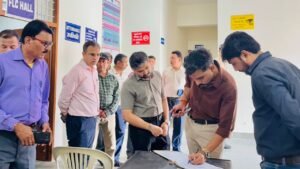 डीएम ने राजनीतिक दलों के प्रतिनिधियों के साथ ईवीएम वेयरहाउस का किया निरीक्षण