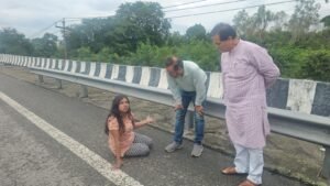 विधायक डॉ. प्रेमचंद ने सड़क किनारे परेशान अवस्था में खड़ी युवती का हालचाल जाना एवं सहायता हेतु पुलिस को बुलाया