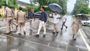 जिलाधिकारी मयूर दीक्षित के निर्देशों के क्रम में एआरटीओ कार्यालय परिसर का संयुक्त निरीक्षण