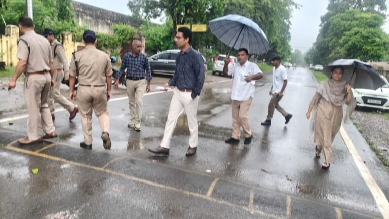 जिलाधिकारी मयूर दीक्षित के निर्देशों के क्रम में एआरटीओ कार्यालय परिसर का संयुक्त निरीक्षण