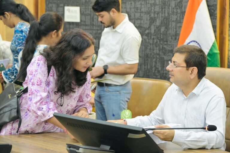 समाधान दिवस में 102 शिकायतें दर्ज, अधिकारियों को समयबद्ध निस्तारण के निर्देश
