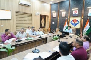 जल जीवन मिशन की लंबित योजनाओं को सर्वाेच्च प्राथमिकता से पूरा करें: डीएम चौहान