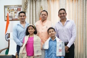 सीएम धामी से तंजानिया स्थित अफ्रीका की सबसे ऊंची चोटी माउंट किलिमंजारो का सफल आरोहण करने वाले उत्तराखंड के नन्हे पर्वतारोही मास्टर रियांश पंत और प्रिशा रावत ने की भेंट