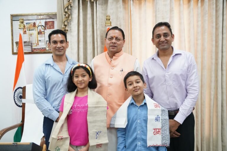 सीएम धामी से तंजानिया स्थित अफ्रीका की सबसे ऊंची चोटी माउंट किलिमंजारो का सफल आरोहण करने वाले उत्तराखंड के नन्हे पर्वतारोही मास्टर रियांश पंत और प्रिशा रावत ने की भेंट