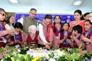 दिव्यांग बच्चों के बीच अपना जन्म दिवस मनाने पहुंचे मुख्यमंत्री पुष्कर सिंह धामी