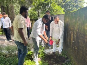 मुख्यमंत्री पुष्कर सिंह धामी के जन्मदिन के उपलक्ष्य में विधायक डॉ. प्रेमचंद ने कार्यकर्ताओं के साथ किया वृक्षारोपण