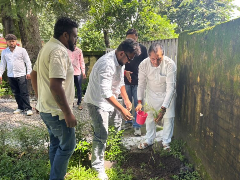 मुख्यमंत्री पुष्कर सिंह धामी के जन्मदिन के उपलक्ष्य में विधायक डॉ. प्रेमचंद ने कार्यकर्ताओं के साथ किया वृक्षारोपण