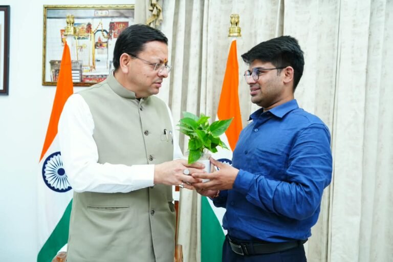 फ्लाइंग कार बनाने वाले रवि टम्टा मिले सीएम धामी से