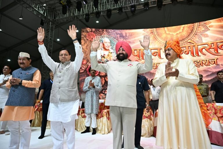 सीएम धामी शामिल हुए कैबिनेट मंत्री सतपाल महाराज के जन्मदिवस समारोह में