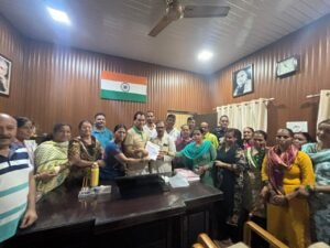 श्यामपुर क्षेत्र के लोगों ने सड़क ठीक कराने की मांग को लेकर विधायक डॉ. प्रेमचंद को ज्ञापन दिया