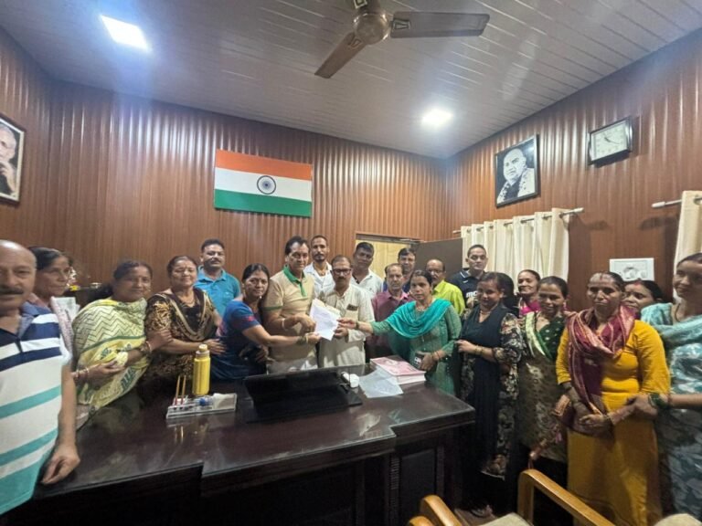 श्यामपुर क्षेत्र के लोगों ने सड़क ठीक कराने की मांग को लेकर विधायक डॉ. प्रेमचंद को ज्ञापन दिया