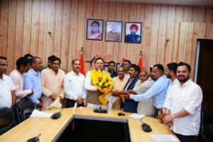 सीएम धामी से प्रदेश मीडिया प्रभारी के नेतृत्व में दशमी, हातड़ एवं बिष्ट पट्टी का प्रतिनिधिमंडल मिला