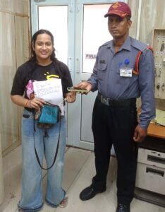 एम्स में इलाज करवाने आयी महिला का आईफोन और नकद रूपये लौटाकर संस्थान के सुरक्षा कर्मी ने ईमानदारी की मिसाल पेश की
