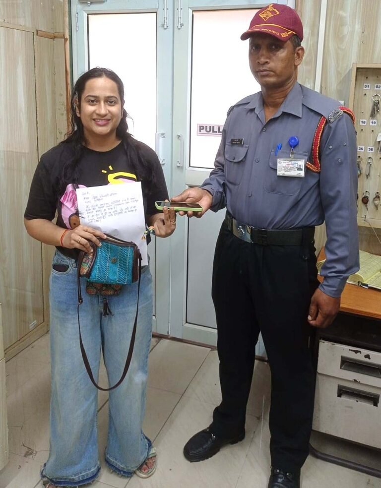 एम्स में इलाज करवाने आयी महिला का आईफोन और नकद रूपये लौटाकर संस्थान के सुरक्षा कर्मी ने ईमानदारी की मिसाल पेश की