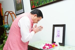 मुख्यमंत्री धामी ने स्वर्गीय अशोक सिंघल की जन्म शताब्दी के अवसर पर उनके चित्र पर श्रद्धासुमन अर्पित किये