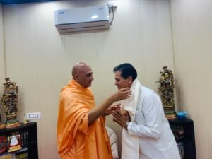 विधायक डॉ. प्रेमचंद ने स्वामी अवधेशानंद गिरि जी महाराज के दर्शन कर प्राप्त किया आशीर्वाद