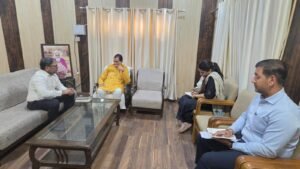 विधायक डॉ. प्रेमचंद ने उप जिलाधिकारी, नगर आयुक्त एवं एमडीडीए के एई के साथ बैठक कर की जनसमस्याओं पर चर्चा