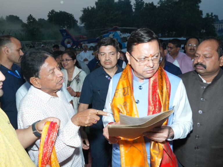 मुख्यमंत्री ने सुनीं जनसमस्याएं, अधिकारियों को दिए त्वरित समाधान के निर्देश