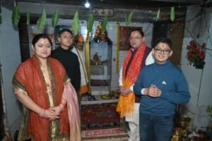 मुख्यमंत्री पुष्कर सिंह धामी ने पैतृक गांव हड़खोला स्थित श्री हरि चंद देवता मंदिर में की पूजा-अर्चना