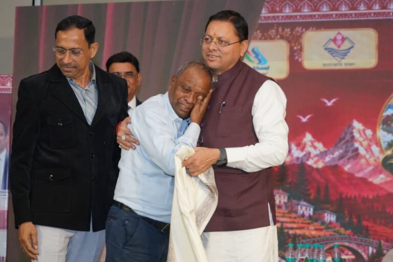 मुख्यमंत्री धामी ने अपने शिक्षकों के चरण स्पर्श कर लिया आशीर्वाद, वर्षों बाद गुरु-शिष्य के मिलन का भावुक क्षण बना यादगार