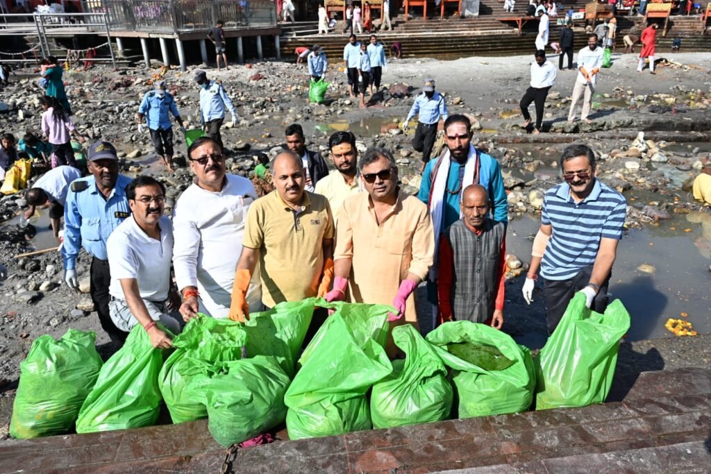 मुख्य विकास अधिकारी के नेतृत्व में हरकी पौड़ी से हुआ स्वच्छता अभियान का शुभारंभ