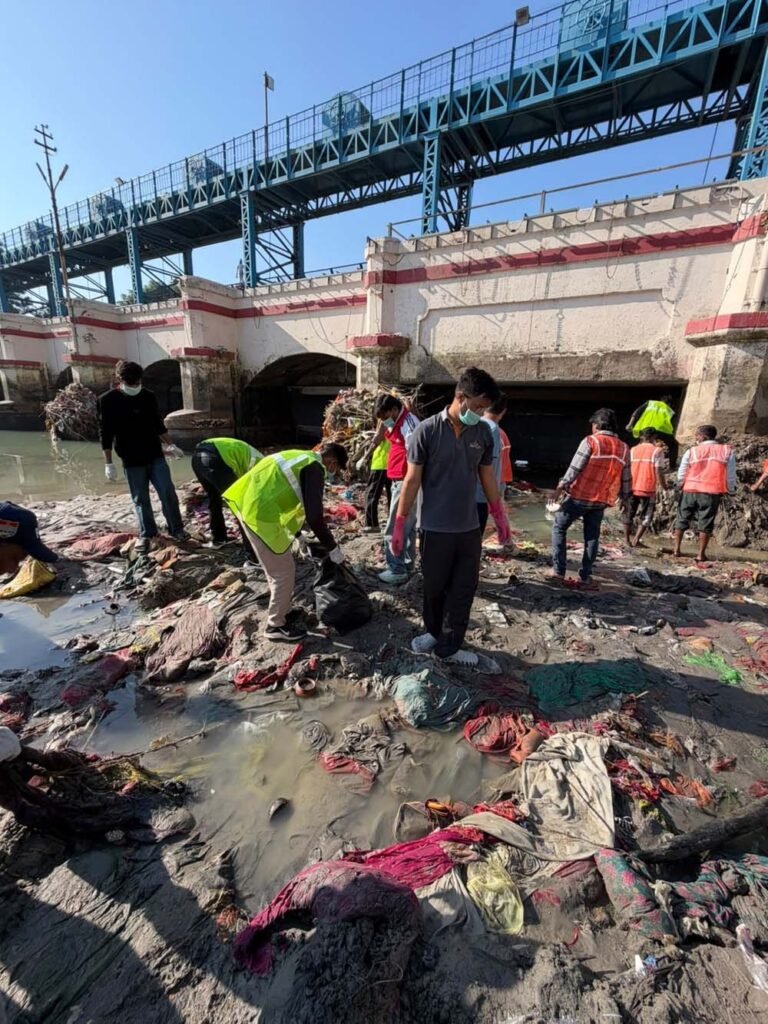 नगर आयुक्त के निर्देश पर गंगनहर बंदी के बाद नहर में महा सफाई अभियान