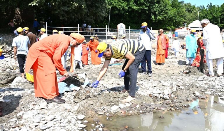 प्रेमनगर आश्रम के अनुयायियों एवं साधु-संतों ने चलाया वृहद स्वच्छता अभियान
