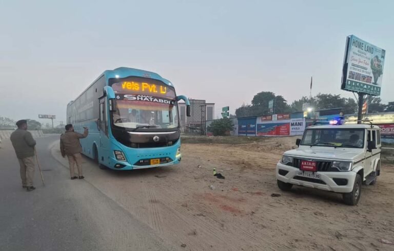 लग्जरी बसों पर चौथे दिन भी कार्रवाई, 35 चालान, 03 बसें सीज