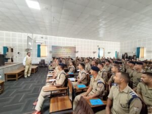डा. नरेश चौधरी ने किया पुलिस अधिकारियों एवं पुलिस कर्मिकों को दिया प्रशिक्षण