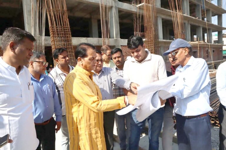 विधायक डॉ. प्रेमचंद ने किया निर्माणाधीन बहुमंजिला पार्किंग का निरीक्षण