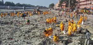 हर की पैड़ी पर शांतिकुंज के 200 से अधिक स्वयंसेवकों ने चलाया गंगा स्वच्छता अभियान