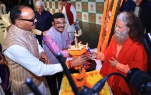 वाराणसी में ‘हमारे मनु’ समारोह में पद्मश्री मनु शर्मा की साहित्यिक विरासत का भव्य उत्सव