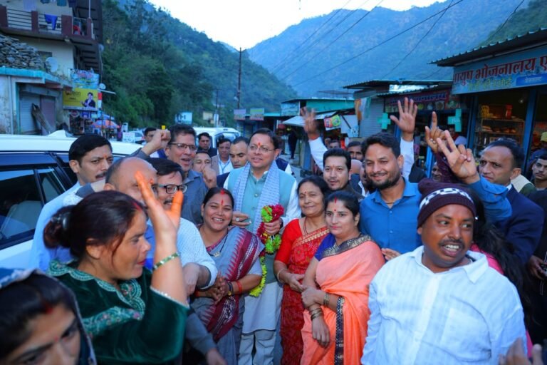 मुख्यमंत्री धामी ने कीर्तिनगर के मलेथा में भाजपा कार्यालय पहुंचकर पार्टी प्रतिनिधियों एवं स्थानीय लोगों से की मुलाकात
