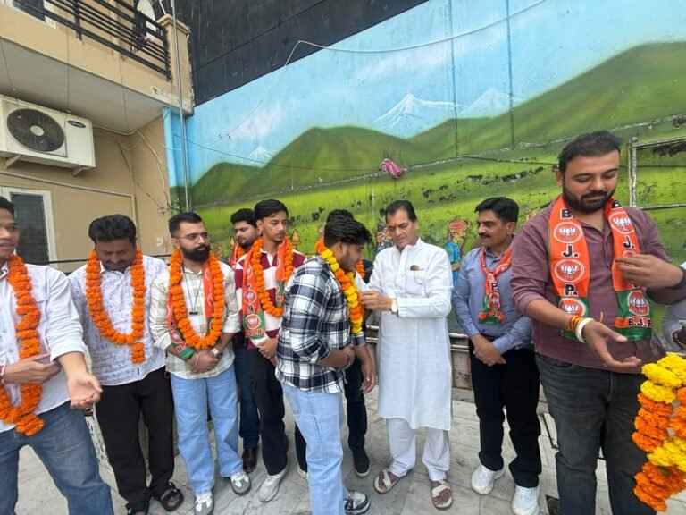 विधायक डॉ. प्रेमचंद ने भाजयुमो रायवाला मंडल की नवगठित कार्यकारिणी के सदस्यों को किया सम्मानित