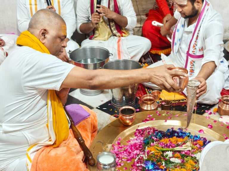 दिव्य-भव्य कुंभ, राष्ट्र की एकता, अखण्डता, समृद्धि और मां गंगा की निर्मलता के लिए महामंडलेश्वर शंकर करौली महादेव ने किया दक्ष मंदिर में रुद्राभिषेक