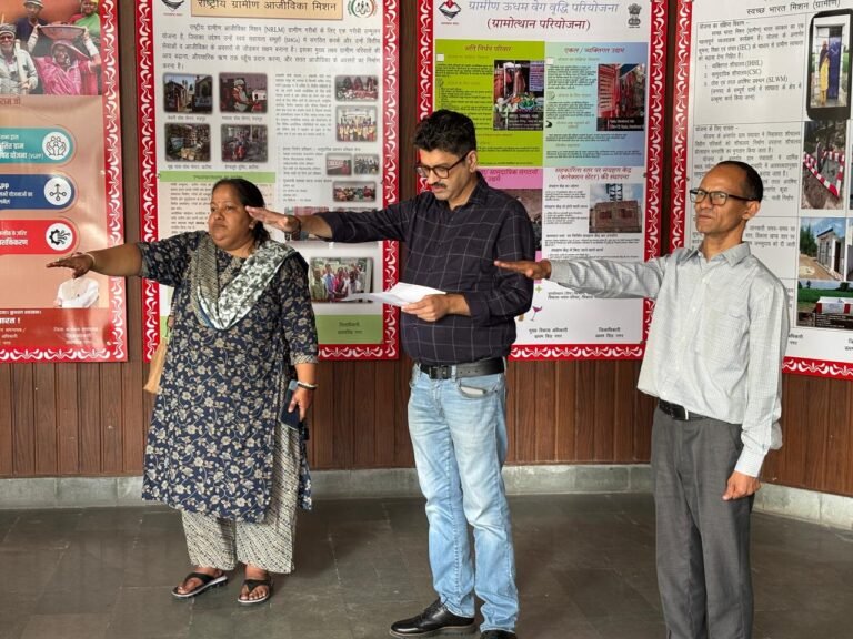 राष्ट्रीय एकता दिवस के अवसर पर विकास भवन में दिलाई गई एकता दिवस की शपथ