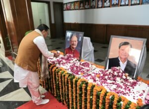 सीएम धामी ने पूर्व मुख्यमंत्री स्वर्गीय मेजर जनरल भुवन चन्द्र खंडूड़ी (से.नि.) एवं पूर्व कैबिनेट मंत्री स्वर्गीय श्री हीरा सिंह बिष्ट के चित्रों पर पुष्प अर्पित कर उन्हें श्रद्धांजलि दी