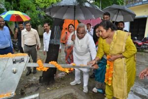 कैबिनेट मंत्री मदन कौशिक ने पीएम श्री राजकीय कन्या इंटर कॉलेज, ज्वालापुर में सोलर ड्यूल हैंडपंप एवं मंच शेड का किया लोकार्पण