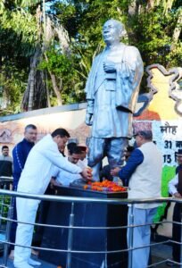 मुख्यमंत्री ने सरदार वल्लभभाई पटेल की प्रतिमा पर पुष्पांजलि अर्पित कर दी श्रद्धांजलि