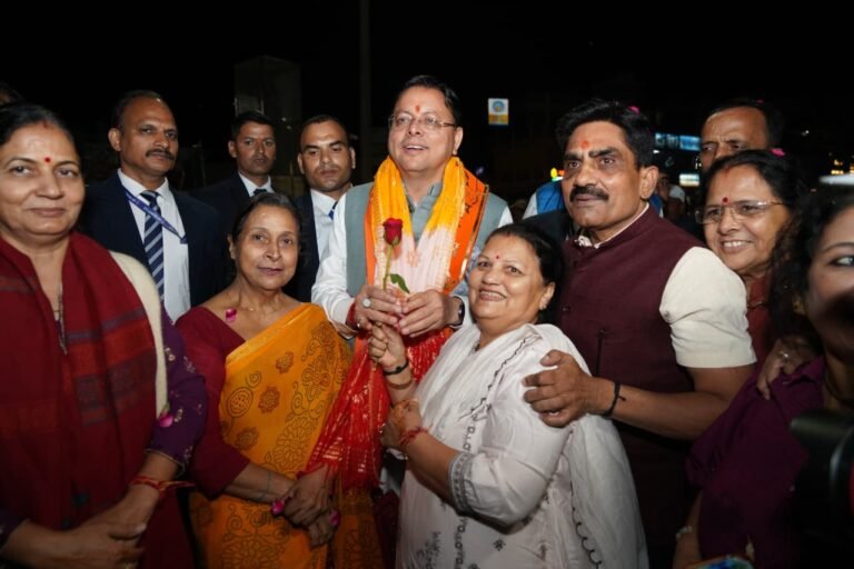 ऋषिकेश में मुख्यमंत्री धामी का स्थानीय लोगों एवं युवाओं ने किया भव्य स्वागत